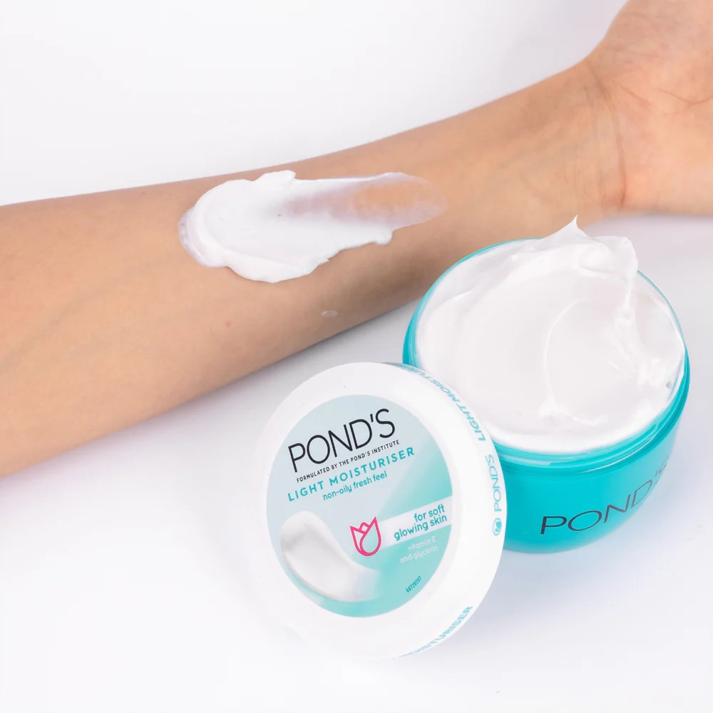 POND'S Super Light Gel, Oil-free Moisturizer for Hydrated, Glowing Skin, with Hyaluronic Acid & Vitamin E, 24Hr Hydration, Non-Sticky, Spreads Easily & Instantly Absorbs